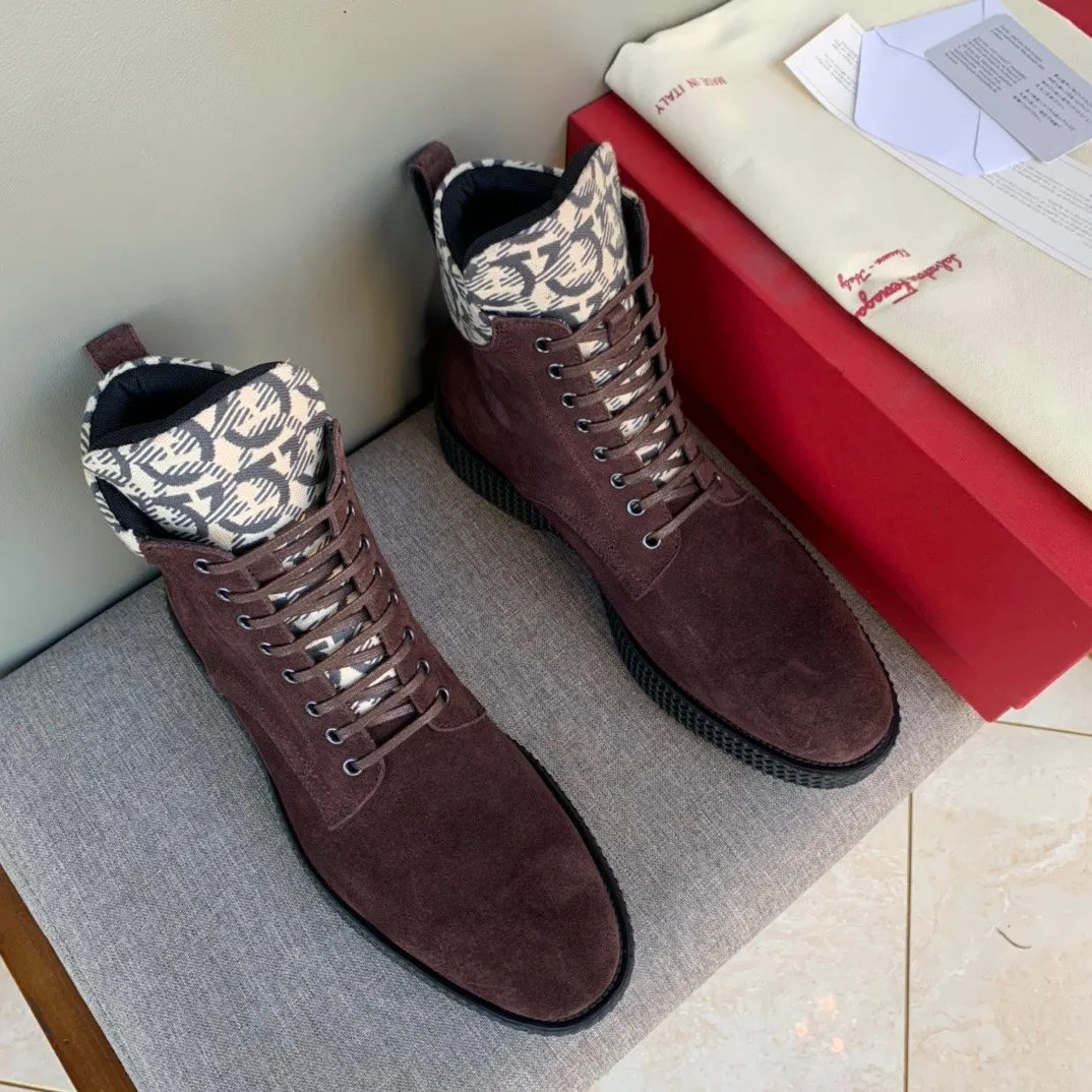 [Ferragamo] Top P: 1000💰 Number of yards: 39~44 (38.45 custom-made, non-returnable) Ferragamo winter series, original 1:1 development, casual men's short boots. Made with heavy investment, shoes and boots are made of imported cowhide + imported Ferragamo special fabric. Black cowhide lining that is not easily deformed. Wear-resistant rubber outsole, black cowhide, black open edge beads, black frosted, brown suede. Factory craftsmanship, perfect products are only prepared for you who know taste! Any comparison is welcome!